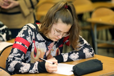 Studenci siedzacy w sali wykładowej i rozwiązujacy test.. Kliknij, aby powiększyć zdjęcie.